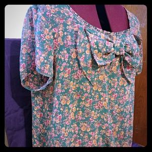 🌸Flower blouse with bow in front 🎀